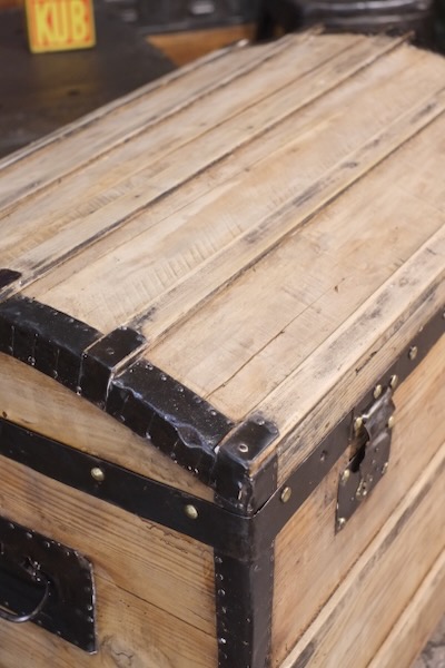 malle ancienne de voyage en bois decape brut